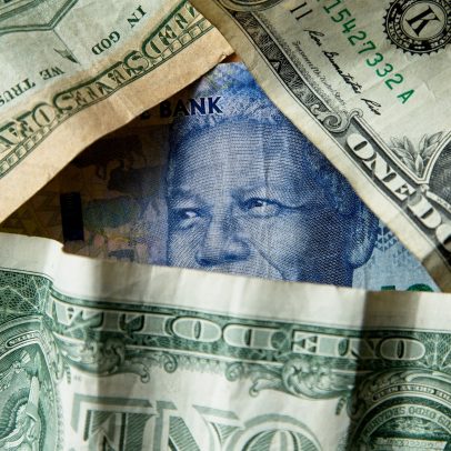Dólar recua e volta a ficar abaixo de R$ 5; entenda o que está por trás desse movimento