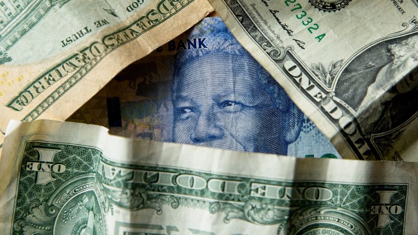 Dólar recua e volta a ficar abaixo de R$ 5; entenda o que está por trás desse movimento