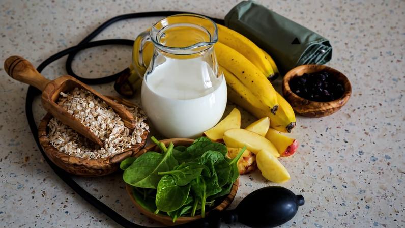 Para auxiliar no controle da hipertensão, uma alimentação equilibrada deve ser baseada em alimentos naturais