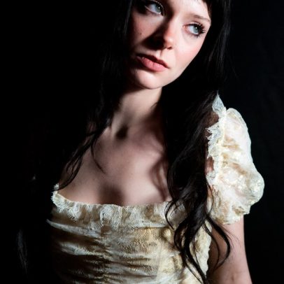 Holly Humberstone revela histórias por trás das novas músicas do álbum Cruel World