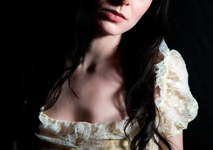 Holly Humberstone revela histórias por trás das novas músicas do álbum Cruel World