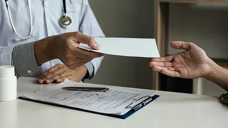 A 11ª Turma do Tribunal Regional do Trabalho da 4ª Região (TRT-RS) confirmou a validade da demissão por justa causa de um auxiliar de serviços gerais que publicou vídeos em seu perfil pessoal zombando da empresa