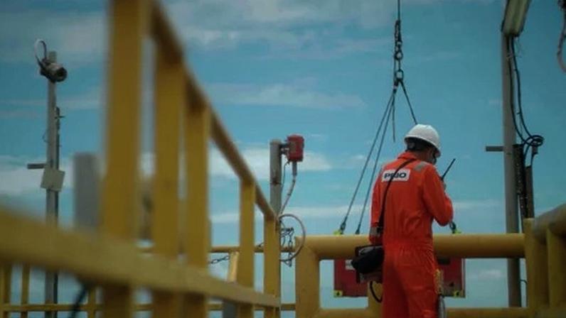 Funcionário de uma plataforma de petróleo — Foto: Divulgação