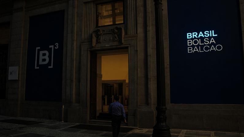 homem entrando no prédio da b3 bolsa de valores