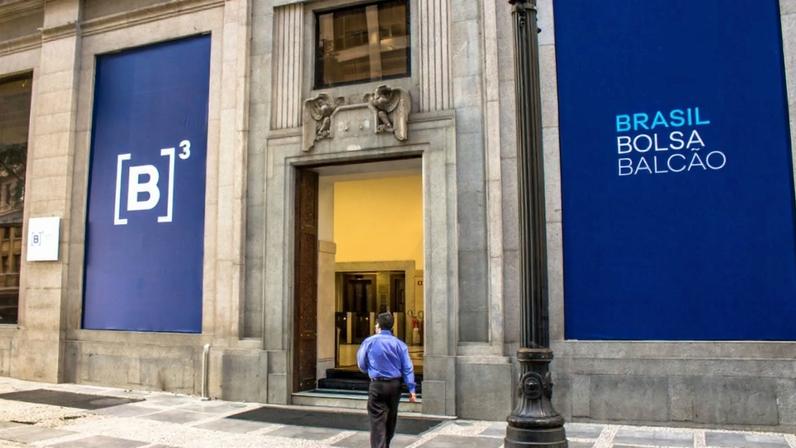 homem entrando no prédio da b3 bolsa de valores