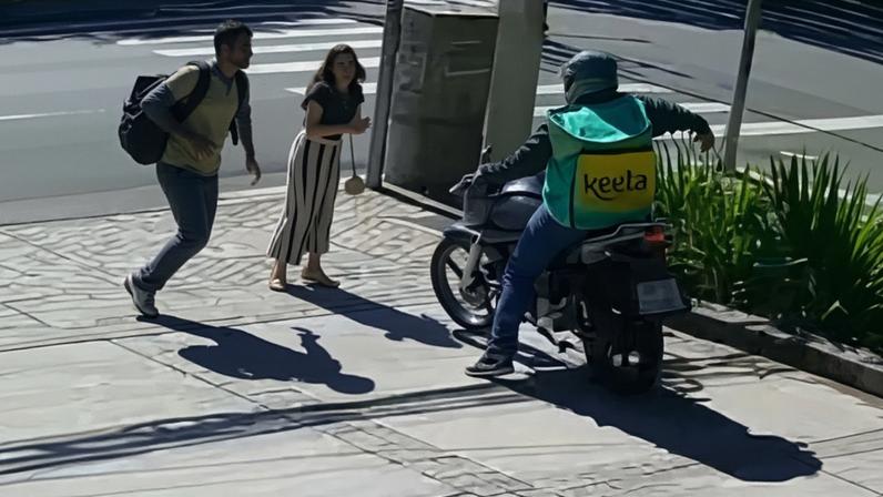 Homem leva tiro na cabeça ao tentar ajudar vítimas de assalto em Moema, bairro nobre de SP — Foto: Reprodução