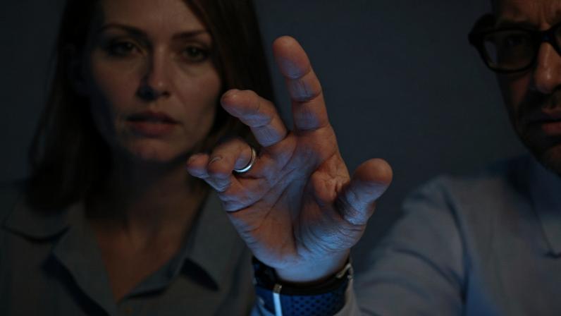 Homem tocando uma tela virtual futurista remix de tecnologia digital