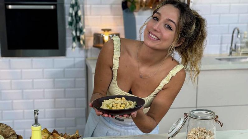 Homus de grão-de-bico da Samira, do BBB 26, celebra as raízes palestinas da ex-sister — Foto: Sonia Schneiders/Receitas