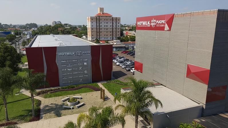 Os dois prédios atuais da HOTMILK, no campus da PUCPR em Curitiba (PR)