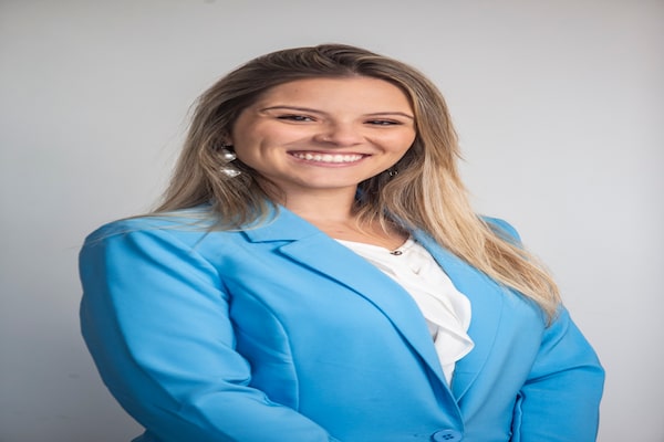 Novo trem que leva passageiros e funcionários para o aeroporto funciona com propulsão de vento e energia elétrica.