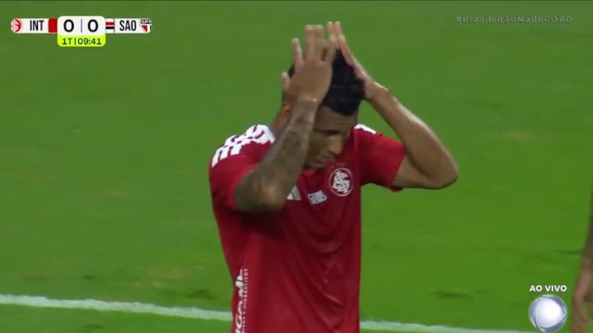 Salva Rafael! Goleiro fica cara a cara com Aguirre e cresce para cima do argentino