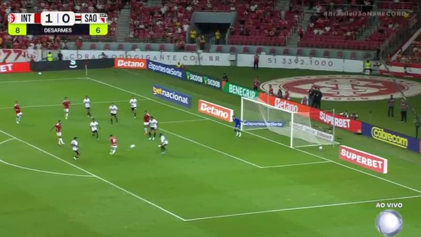 Bruno Tabata recebe na área, mas finaliza sem força e facilita defesa de Rafael