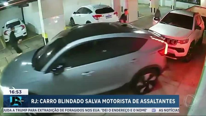 Carro blindado salva motorista de assaltantes no Rio de Janeiro