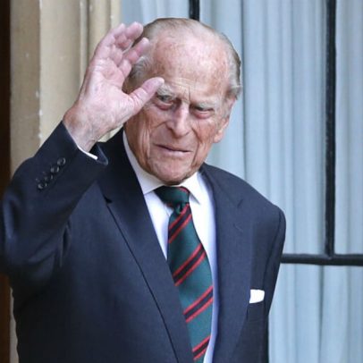 Príncipe Philip quase morreu duas vezes em cirurgia cardíaca, revela livro