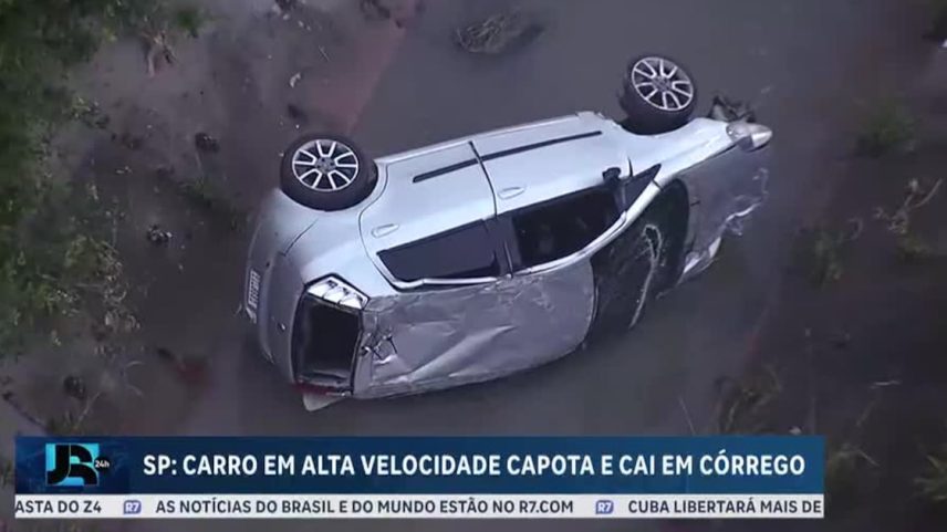 Carro em alta velocidade capota e cai em córrego na zona leste de São Paulo