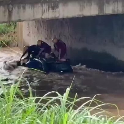 Bombeiros procuram diarista após carro cair em córrego em Piracicaba