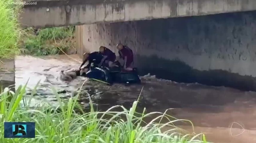 Bombeiros procuram diarista após carro cair em córrego em Piracicaba
