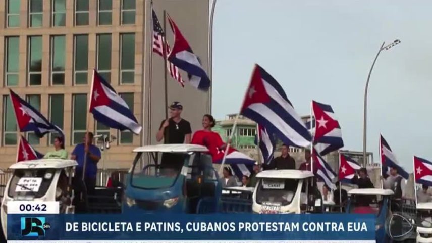 Cubanos protestam em Havana contra embargo dos EUA em meio à crise