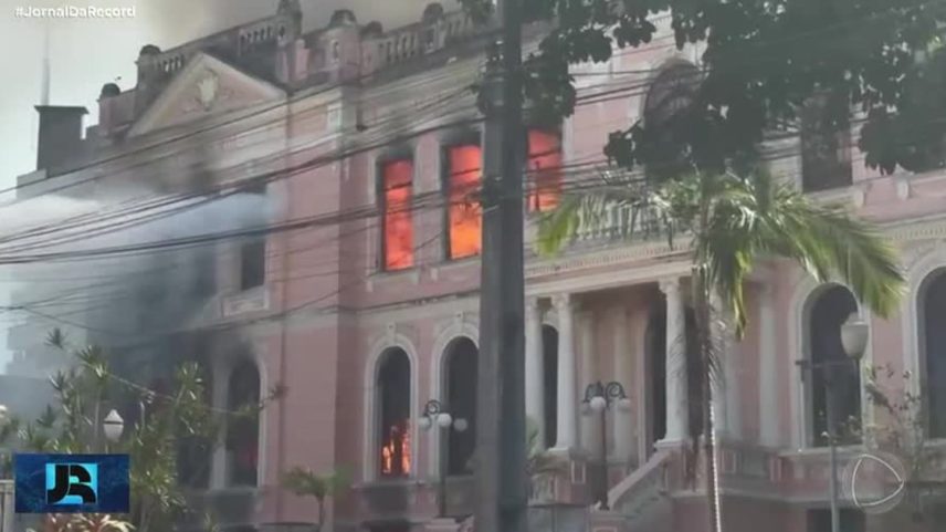 Incêndio atingiu prédio histórico do Instituto Estadual de Educação em Paranaguá, litoral do Paraná