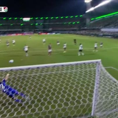Soteldo quase marca após chute que raspou a trave do Coritiba