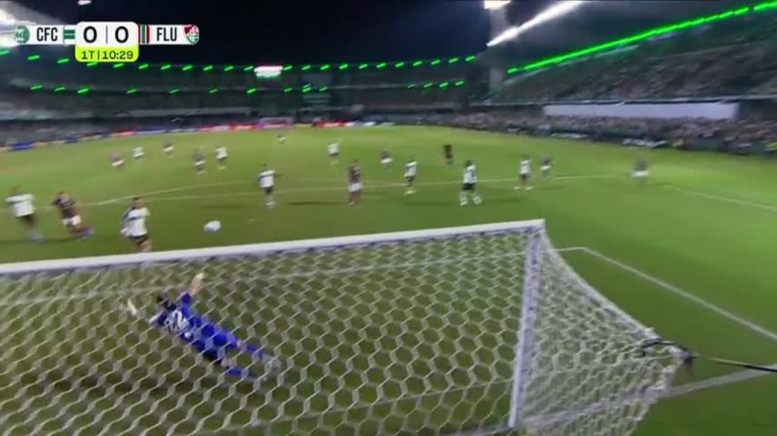 Soteldo quase marca após chute que raspou a trave do Coritiba