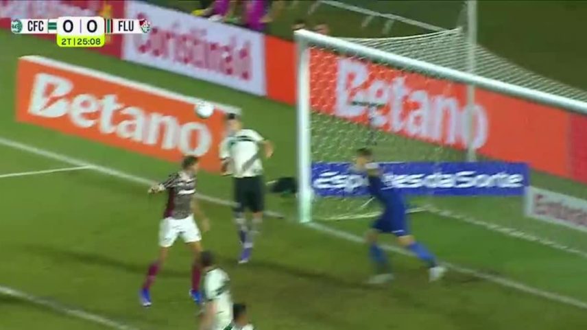 Tiago Cóser evita chute de Ganso perto da linha e salva o Coritiba