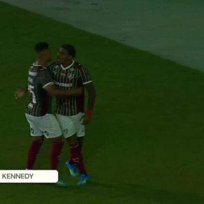 John Kennedy marca de cabeça após sobra de bate-rebate pelo Fluminense