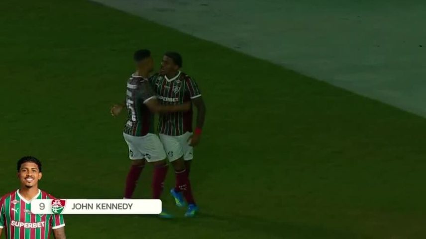 John Kennedy marca de cabeça após sobra de bate-rebate pelo Fluminense