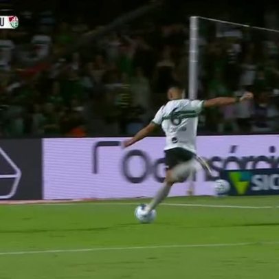 Felipe Jonatan recebe de Josué e chuta, mas erra o gol do Fluminense