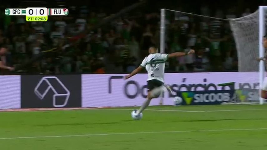 Felipe Jonatan recebe de Josué e chuta, mas erra o gol do Fluminense