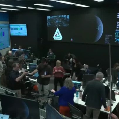 Astronautas da Artemis 2 retomam comunicação com centro de controle da Nasa