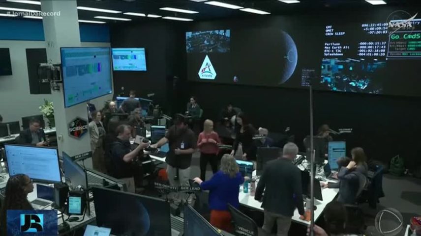 Astronautas da Artemis II retomam comunicação com centro de controle da Nasa