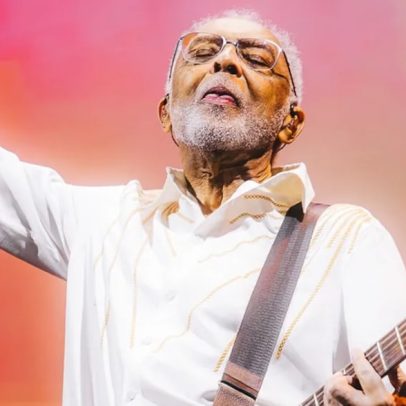 Gilberto Gil, aos 83, encanta em show enérgico em Paris