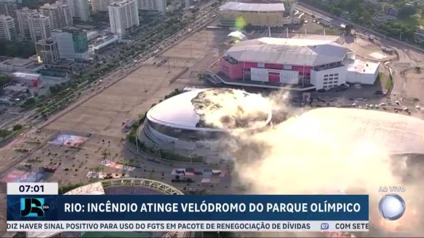 Bombeiros combatem fogo no velódromo do Parque Olímpico, no Rio de Janeiro