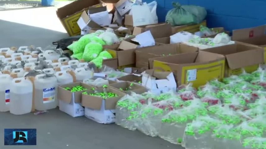 Polícia apreende carga de lança-perfume escondida em contêineres em comunidade do RJ