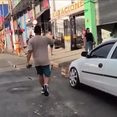 Flanelinha é flagrado destruindo sinalização de trânsito em São Paulo