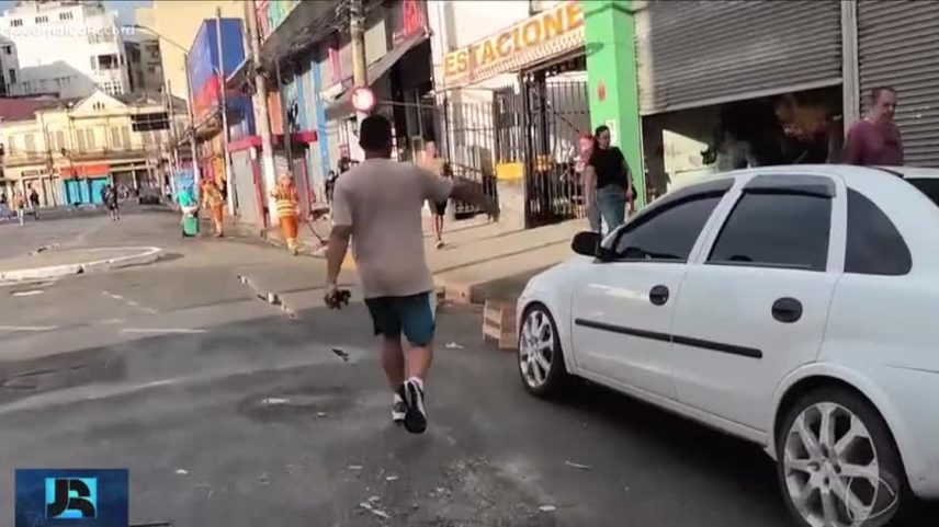 'Flanelinha' é flagrado destruindo sinalização de trânsito em SP