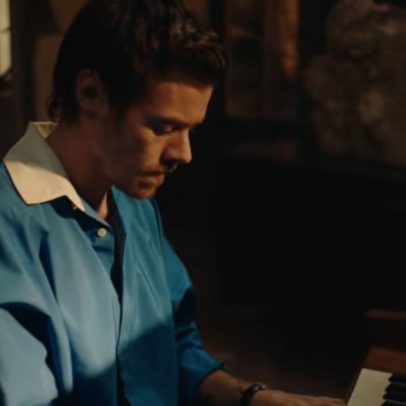 Harry Styles encanta público ao cantar em museu de Paris