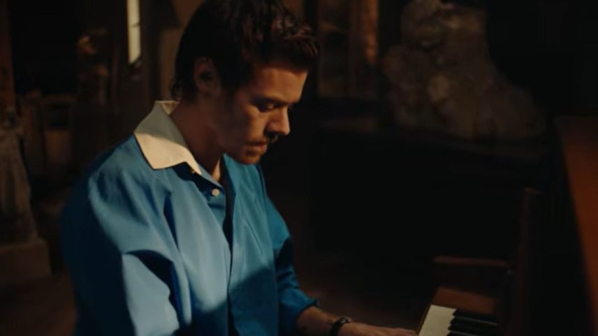 Harry Styles encanta público ao cantar em museu de Paris