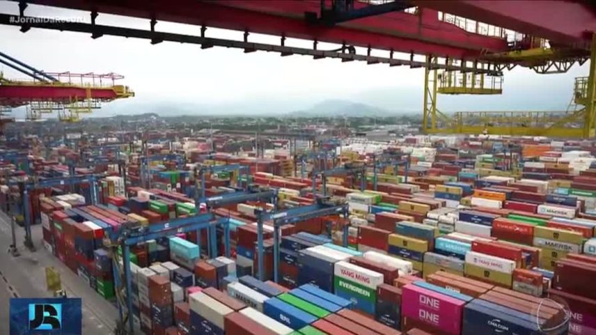 Milhares de profissionais trabalham no Porto de Santos (SP) e contam com ajuda da tecnologia