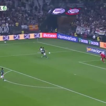 Yuri Alberto infiltra na área do Palmeiras e finaliza mal