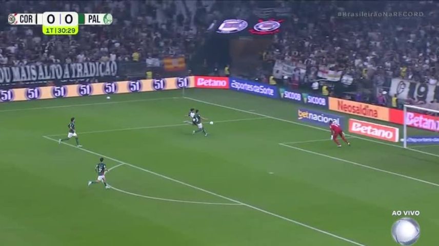 Yuri Alberto infiltra na área do Palmeiras e finaliza mal