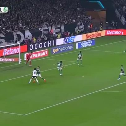 Kayke avança pela área do Palmeiras e quase faz golaço para o Corinthians