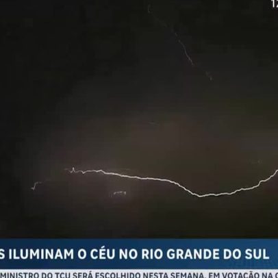 Raios iluminam Porto Alegre durante tempestade