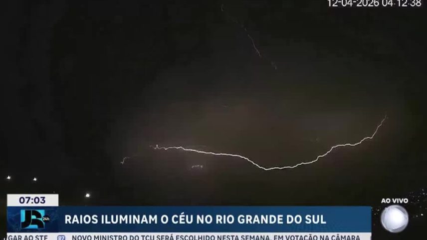 Tempestade de raios ilumina Porto Alegre (RS)