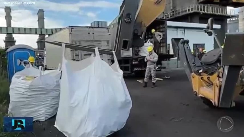 RJ: polícia começa a destruir a maior carga de maconha já apreendida no país