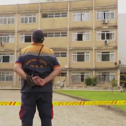 Prédio de quatro andares afunda em terreno em Itajaí (SC)