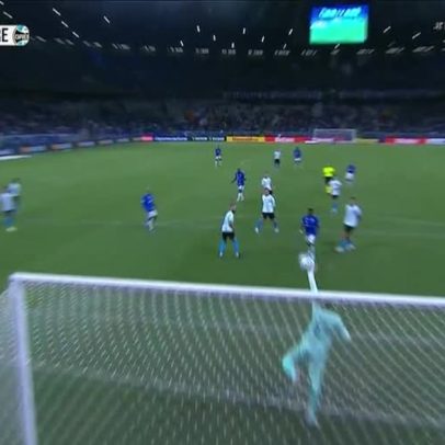 Gerson chuta de fora da área e Weverton faz defesa pelo Grêmio