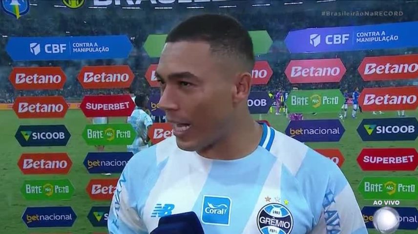 Carlos Vinícius faz desabafo e apoia Luís Castro em má fase do Grêmio