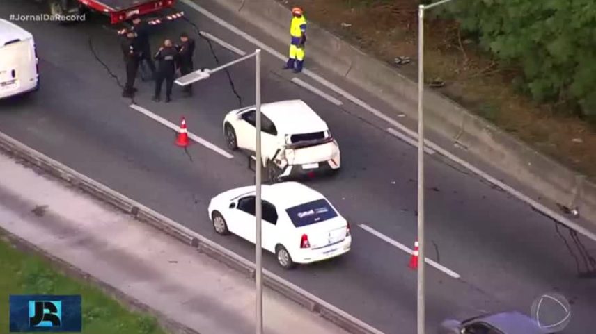 Motoristas vivem momentos de tensão durante tiroteio em via expressa do RJ